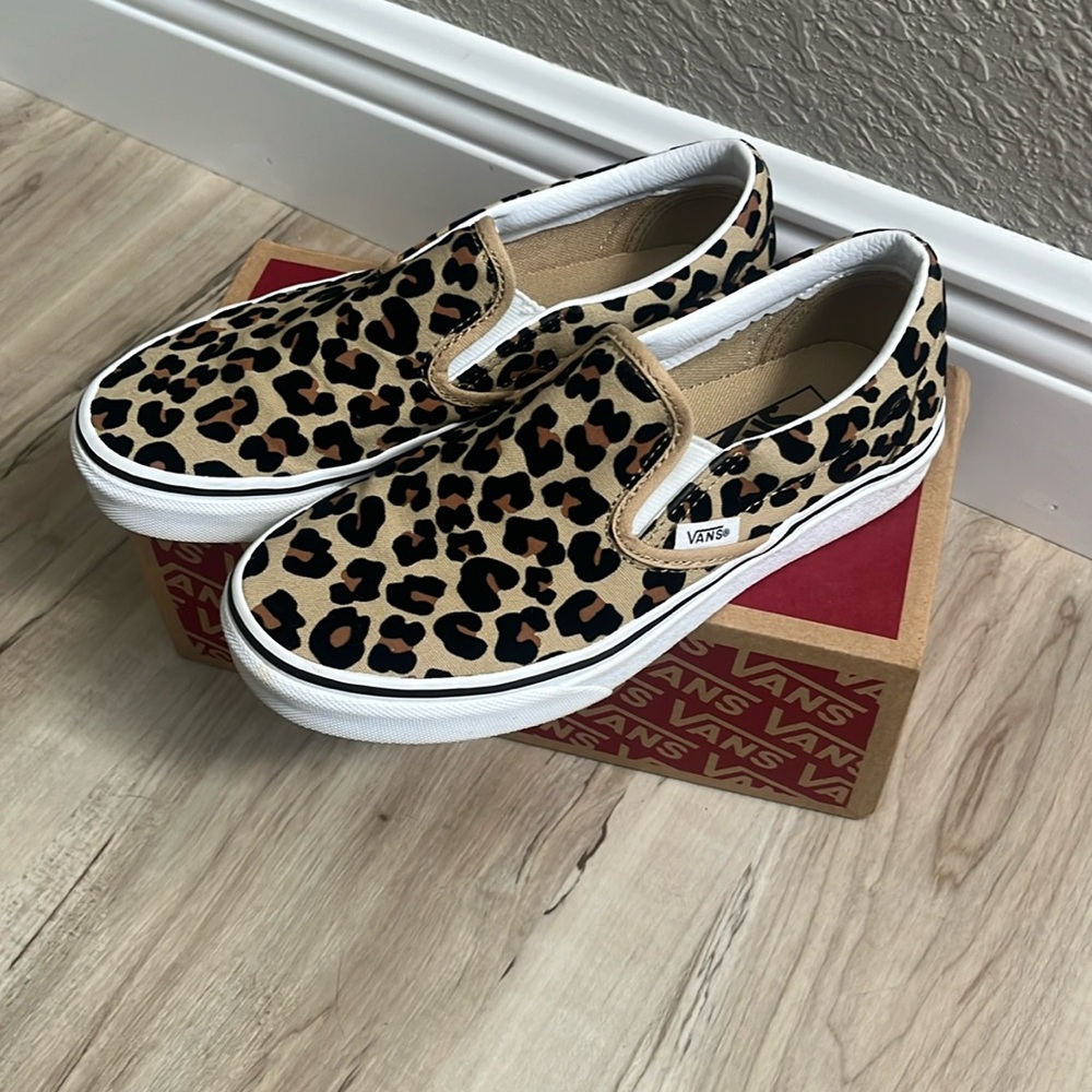 Women’s Vans slip on canvas shoes. Size 6.